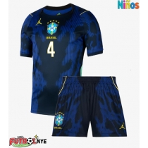 Camiseta Brasil Marquinhos #4 Visitante Equipación para niños Mundial 2026 manga corta (+ pantalones cortos)